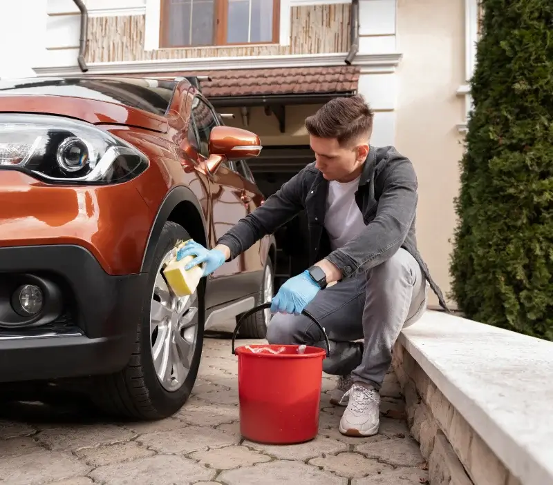 Lavage auto à domicile Neuillay-les-Bois : professionnel intervenant sur un véhicule